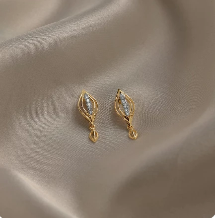 Breezy Elegance 14 Kt Gold & Diamond Drop Earrings